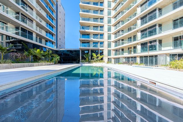 La piscina en el corazón del área de usos múltiples de Único BisArt