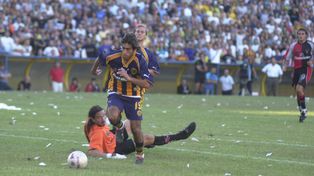 César Delgado elude al arquero de Newells y marca en el clásico, en el tercer triunfo seguido de local en el Clausura 2003.