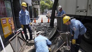 Una cuadrilla de la EPE trabajó este miércoles en la zona de Santa Fe y Paraguay.