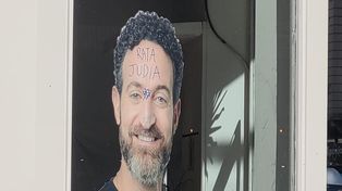 Pintadas antisemitas contra un local del precandidato a intendente peronista Roberto Sukerman.