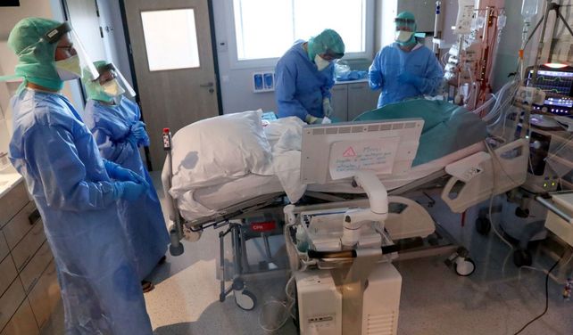 Coronavirus: la técnica de acostar a los pacientes boca abajo que salva vidas