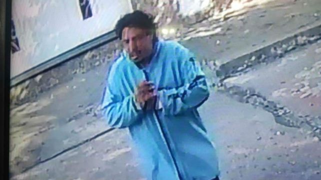 Una cámara de video registra un audaz y rápido robo a plena luz del día ...