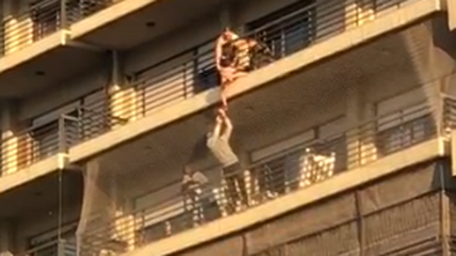 Rescatan a un nene que quedó colgado de un octavo piso