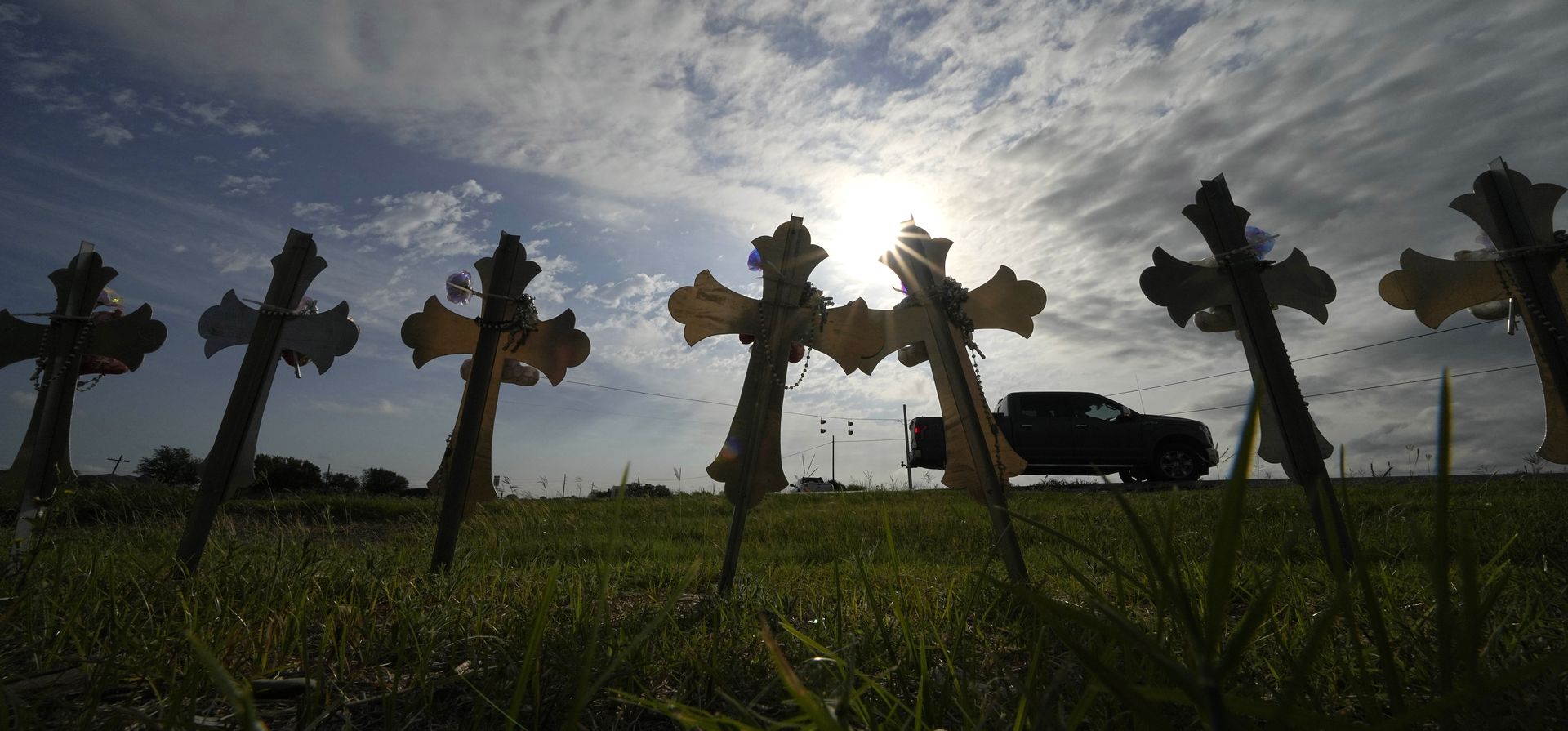Una camioneta pickup pasa frente a cruces colocadas en memoria a las víctimas de la masacre en la Escuela Primaria Robb en Uvalde, Texas, el miércoles 3 de mayo de 2023. Dos maestras y 19 estudiantes murieron en el tiroteo a mansalva. (AP Foto/Eric Gay) Una camioneta pickup pasa frente a cruces colocadas en memoria a las víctimas de la masacre en la Escuela Primaria Robb en Uvalde, Texas, el miércoles 3 de mayo de 2023. Dos maestras y 19 estudiantes murieron en el tiroteo a mansalva. (AP Foto/Eric Gay)