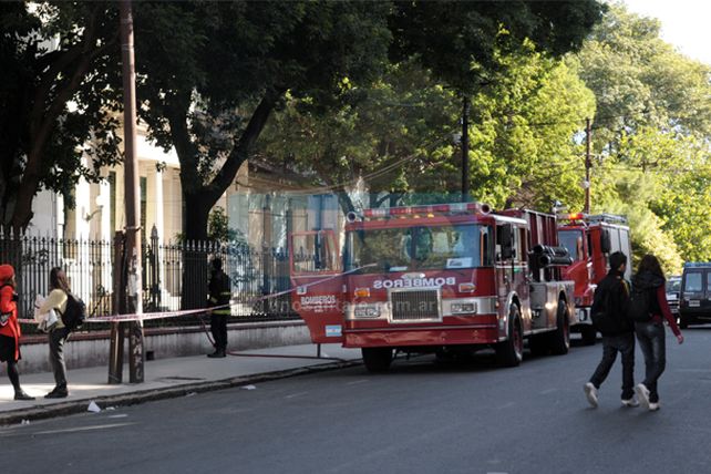 Desalojaron a más de 400 chicos por un incendio en el Colegio Nacional