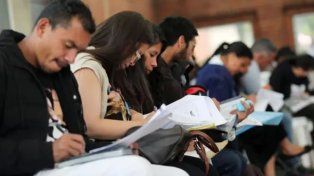 Paradoja del mercado laboral: siete de cada diez ocupados no logran superar la línea de pobreza y crece el pluriempleo