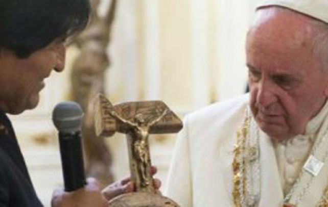 “Eso no está bien”. Fue la opinión del Papa sobre el extraño crucifijo.