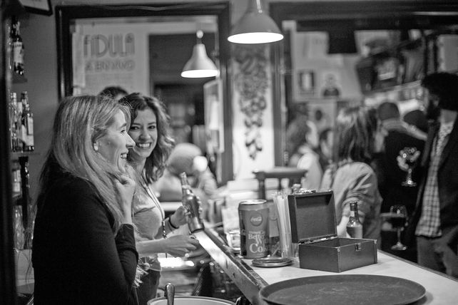 La sonrisa de Daniela en la barra de La Fídula.&nbsp;