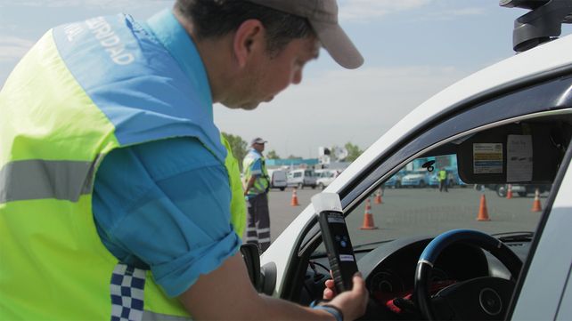 Los exámenes de alcoholemia se realizan de manera permanente en las rutas y autopistas de la provincia