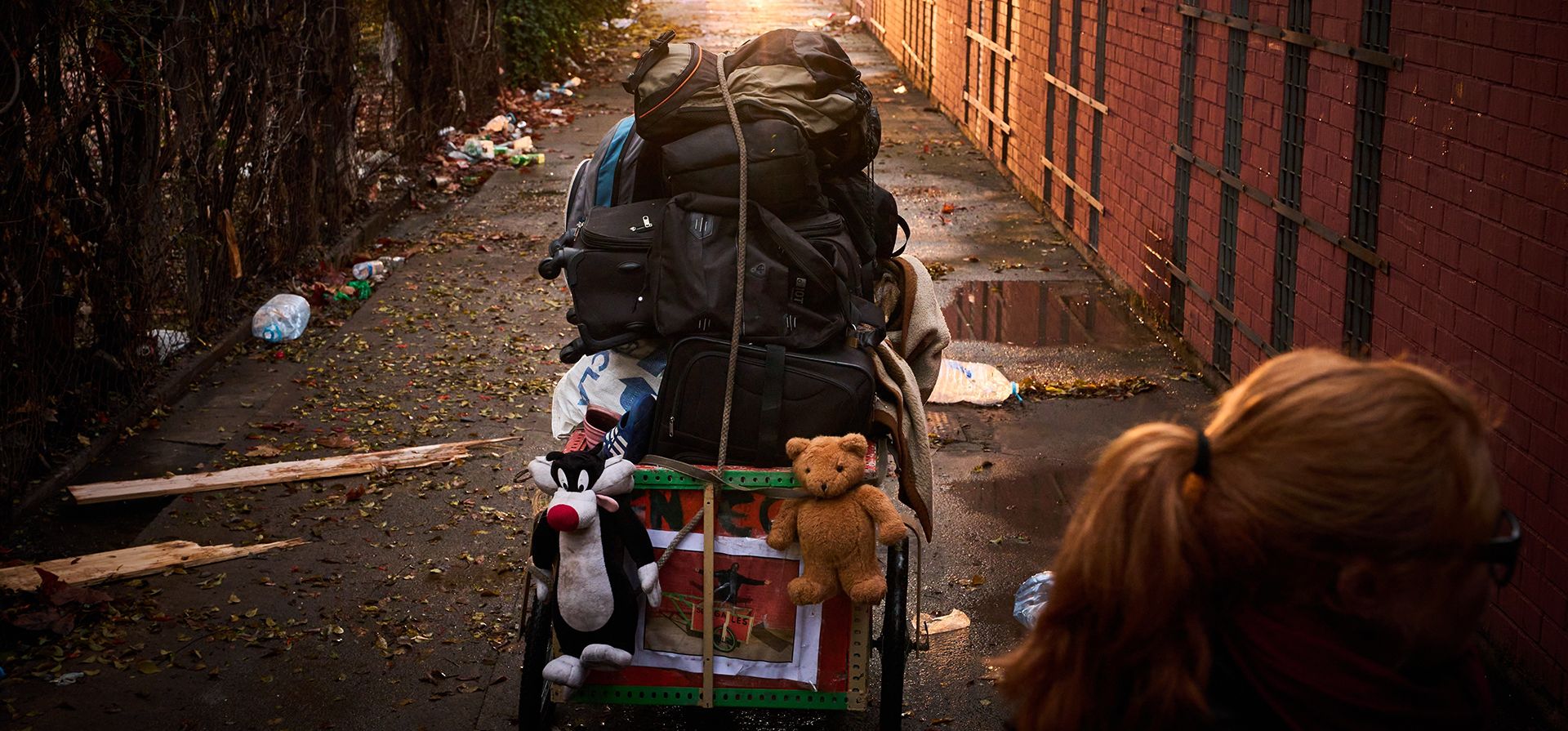 Un migrante empaca sus pertenencias antes de partir, mientras la policía, al fondo, se prepara para ejecutar las órdenes de desalojo en un edificio escolar abandonado donde vivían cientos de migrantes, en su mayoría indocumentados, en Badalona, cerca de Barcelona, España, el miércoles 17 de diciembre de 2025. (Foto AP/Emilio Morenatti) Un migrante empaca sus pertenencias antes de partir, mientras la policía, al fondo, se prepara para ejecutar las órdenes de desalojo en un edificio escolar abandonado donde vivían cientos de migrantes, en su mayoría indocumentados, en Badalona, cerca de Barcelona, España, el miércoles 17 de diciembre de 2025. (Foto AP/Emilio Morenatti)