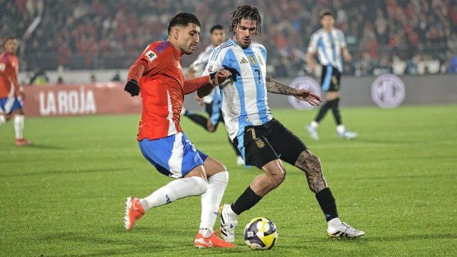 Argentina enfrenta a Chile en Santiago por las Eliminatorias Sudamericanas.