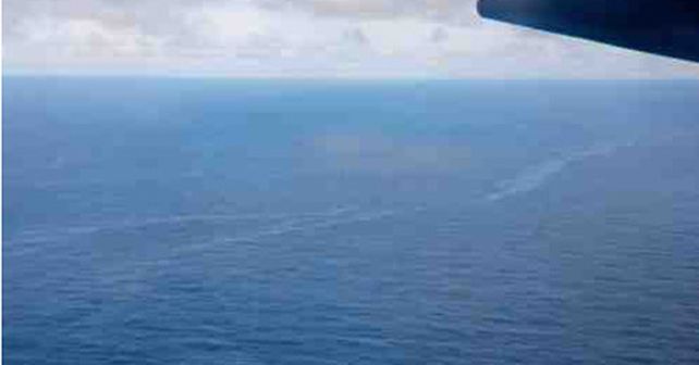 Hallan una gran mancha de combustible y m&aacute;s restos del avi&oacute;n desaparecido en el Atl&aacute;ntico