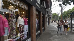 El dilema del comercio es cerrar las puertas para demostrar indignación, o seguir trabajando por las necesidades económicas