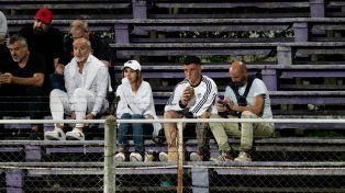 Mate en mano, el Colo Ramírez en la tribuna de la cancha de Defensor Sporting mirando a Newells, junto a directivos leprosos.