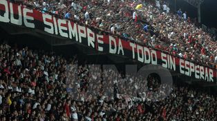 Sancionaron a Colón por las piedras en el Clásico: no habrá banderas hasta que termine el torneo