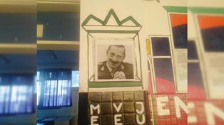 Tapan con un cuadro del represor Videla una pintura de las Madres