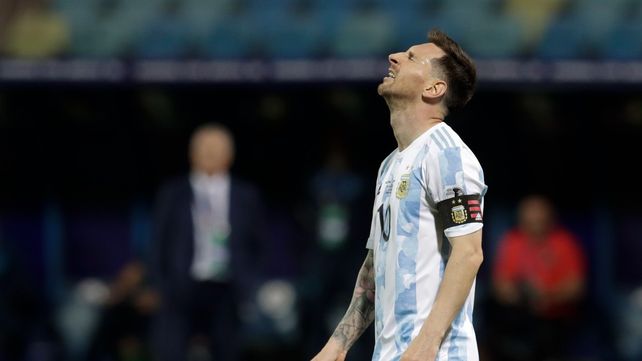 No lo puede creer. Leo pegó un tiro en el palo.&nbsp;