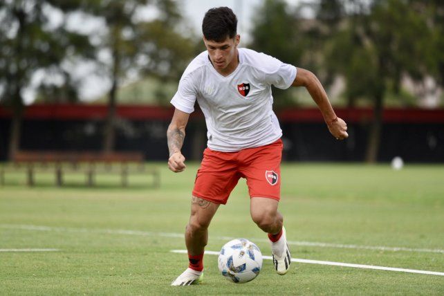 Arranca Brian. Aguirre realiza un ejercicio con pelota en la pretemporada en Bella Vista. Newell’s lo necesita afilado.