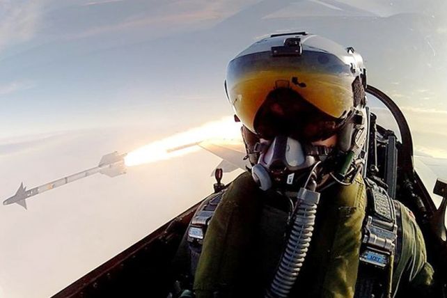 ¿Será verdad? Un piloto de combate se saca foto mientras dispara un misil