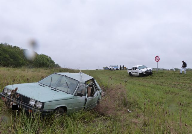 Los ocupantes del Renault 11 padecieron heridas leves.