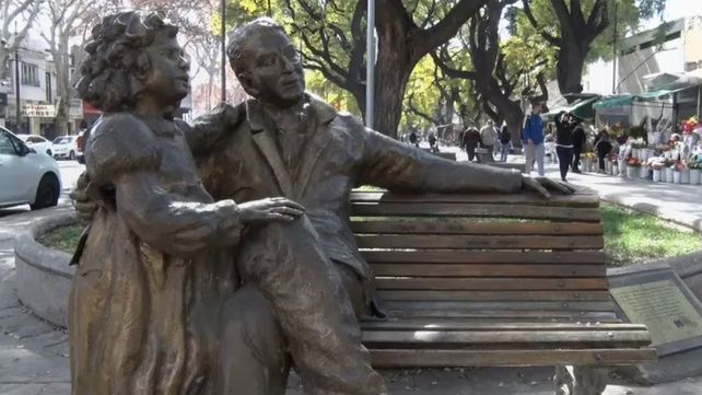 El general José de San Martín y su hija Merceditas, homenajeados en una escultura en la Alameda de Mendoza.