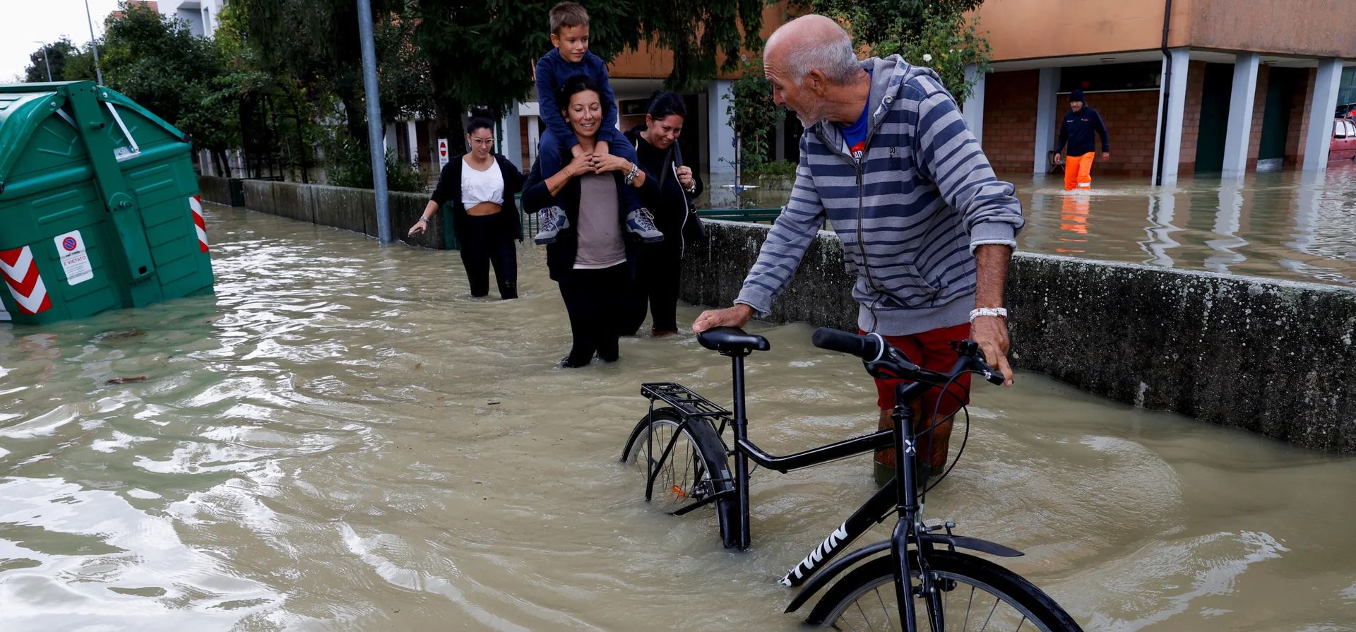 La gente camina por una calle inundada, mientras la región de Emilia-Romaña experimenta inundaciones provocadas por el mal tiempo, Lugo, Italia. Fotografía: Ciro De Luca/Reuters La gente camina por una calle inundada, mientras la región de Emilia-Romaña experimenta inundaciones provocadas por el mal tiempo, Lugo, Italia. Fotografía: Ciro De Luca/Reuters