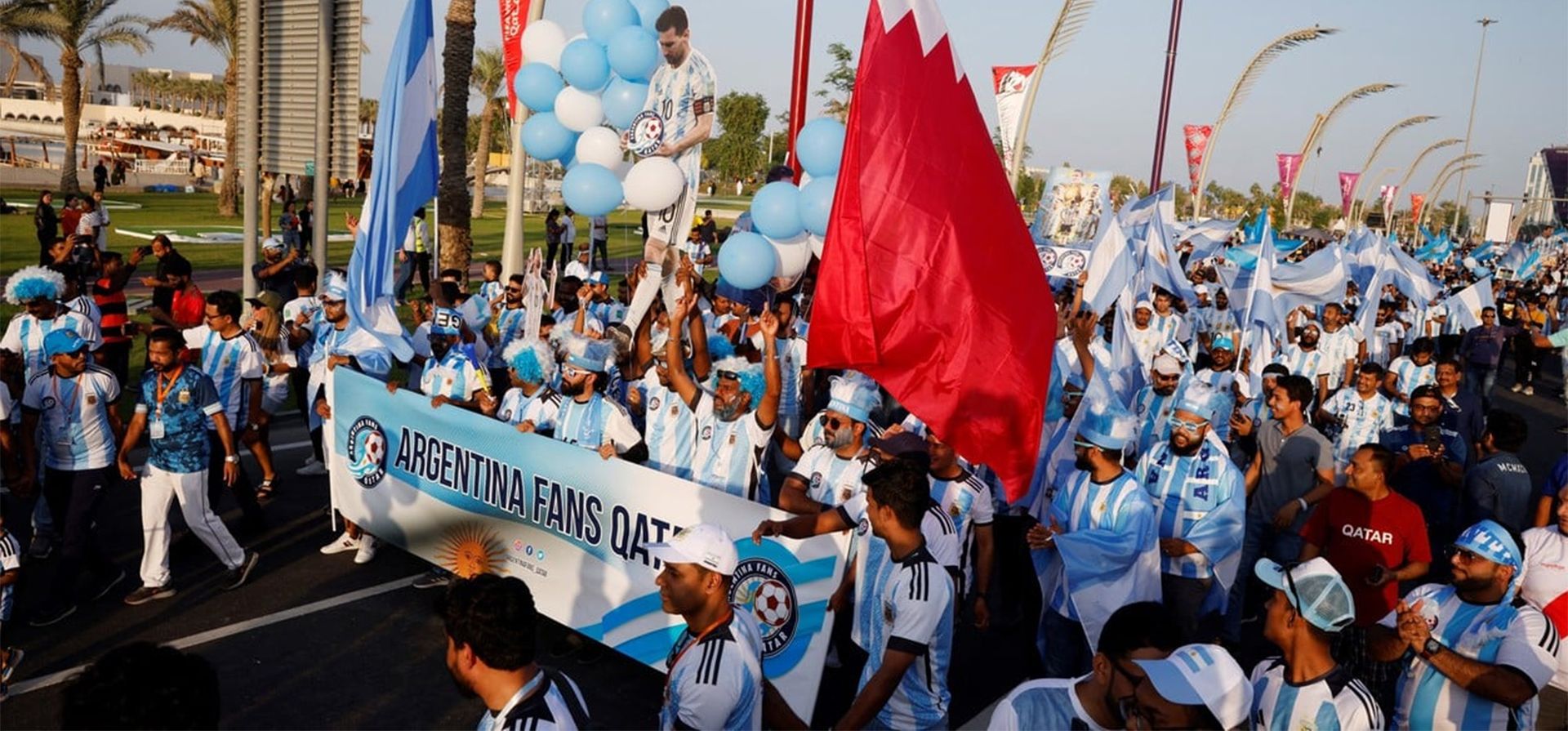 Fanáticos de Argentina, Messi y Maradona, provenientes de distintas partes del mundo marchan por Doha para alentar a la Selección. Foto: Clock REUTERS/John Sibley.