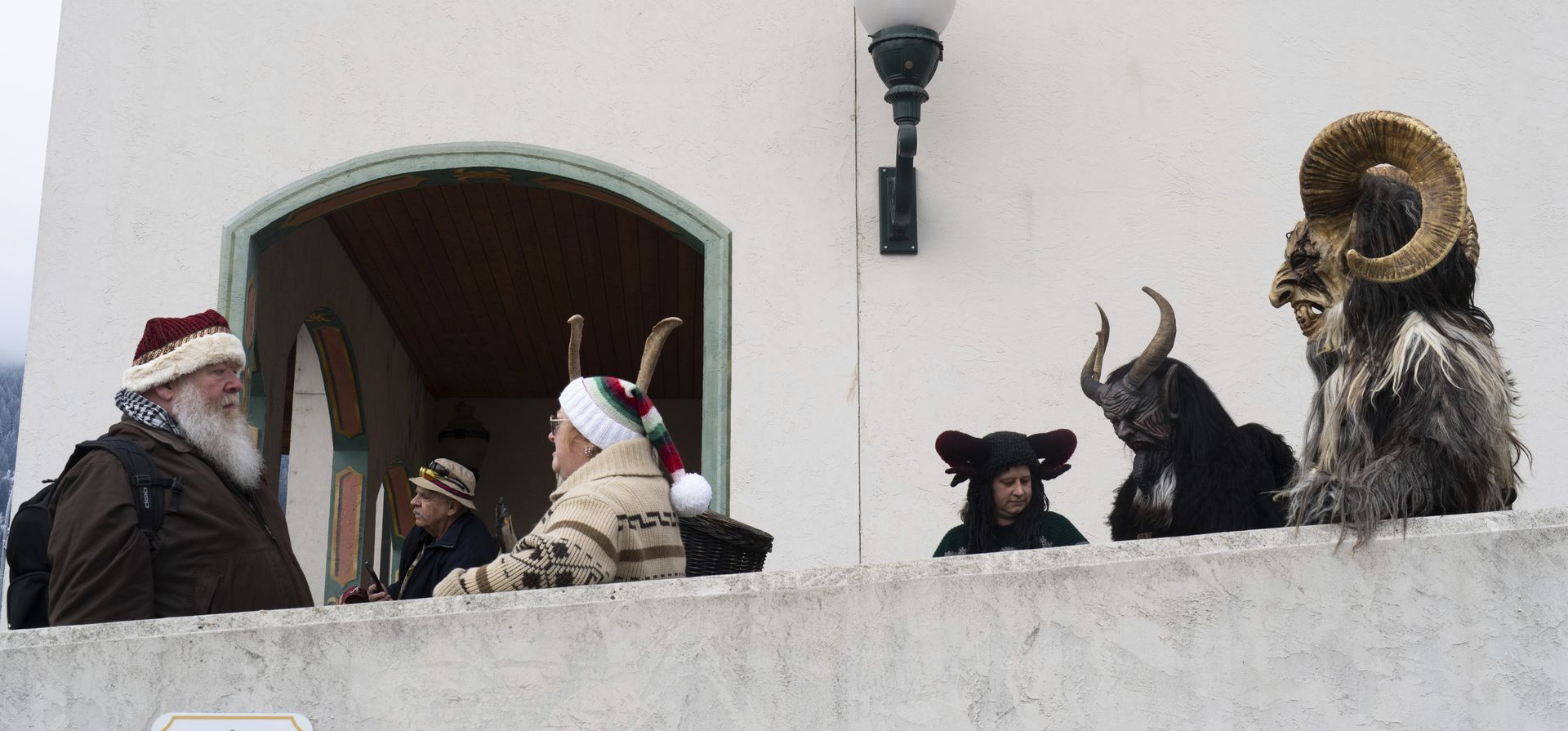 Miembros de los grupos Krampus Seattle y Krampus Bremerton se reúnen antes de caminar por Front Street como parte del evento Krampuslauf Leavenworth, en Leavenworth, Washington. (AP foto/Jenny Kane) Miembros de los grupos Krampus Seattle y Krampus Bremerton se reúnen antes de caminar por Front Street como parte del evento Krampuslauf Leavenworth, en Leavenworth, Washington. (AP foto/Jenny Kane)