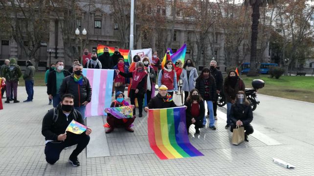 Quisieron impedir el izamiento de la bandera del orgullo en Plaza San Martín