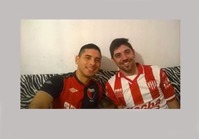 {altText(Cuñados amigos compadres!!!!!!! Cada uno con su pasion! #clasicoenpaz! Edgardo Fumis y Bruno PaEzcobar,Amigos unidos por una misma pasión con distintos colores)}