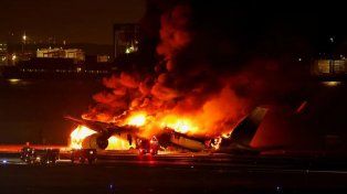 Un avión chocó contra otra en Japón y hay desaparecidos.