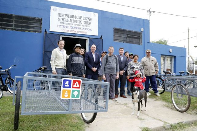A pedalear. Se busca eliminar al animal como medio de transporte.