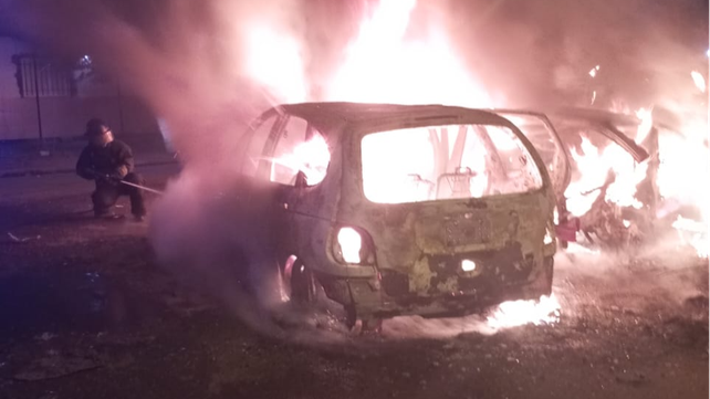 Bomberos Zapadores del Cuartel Oeste trabajaron durante más de una hora para apagar las llamas de los tres autos.&nbsp;