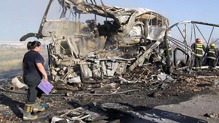 Un camión en contramano chocó de frente a un ómnibus en Mendoza y mató a 17 personas