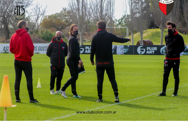 El técnico de Colón Eduardo Domínguez comienza a definir el sistema táctico.