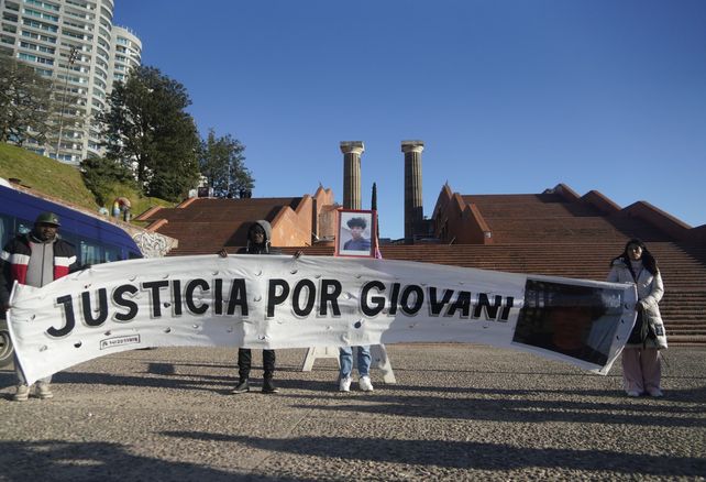 Familiares del joven Giovani Mvogo Eteme reclaman justicia por la muerte del joven jugador de vóley de Central Córdoba. Familiares del joven Giovani Mvogo Eteme reclaman justicia por la muerte del joven jugador de vóley de Central Córdoba.