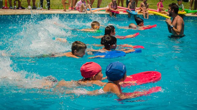 Juegos, desafíos en equipos, fiesta de disfraces y fogón