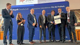 Milei llegó a Alemania en medio de protestas: recibió una distinción en Hamburgo y luego viaja a Berlín