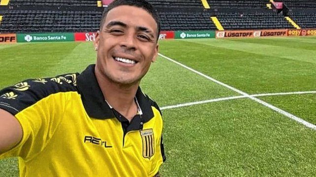 Brian Fernández se llevó varios regalos de excompañeros en su visita a la cancha de Colón. Brian Fernández se llevó varios regalos de excompañeros en su visita a la cancha de Colón.