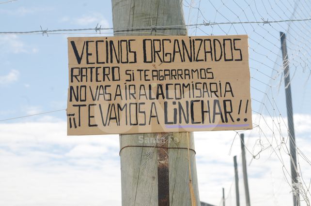 Con un letrero, vecinos del barrio Los Hornos amenazan a los ladrones con atacarlos si roban