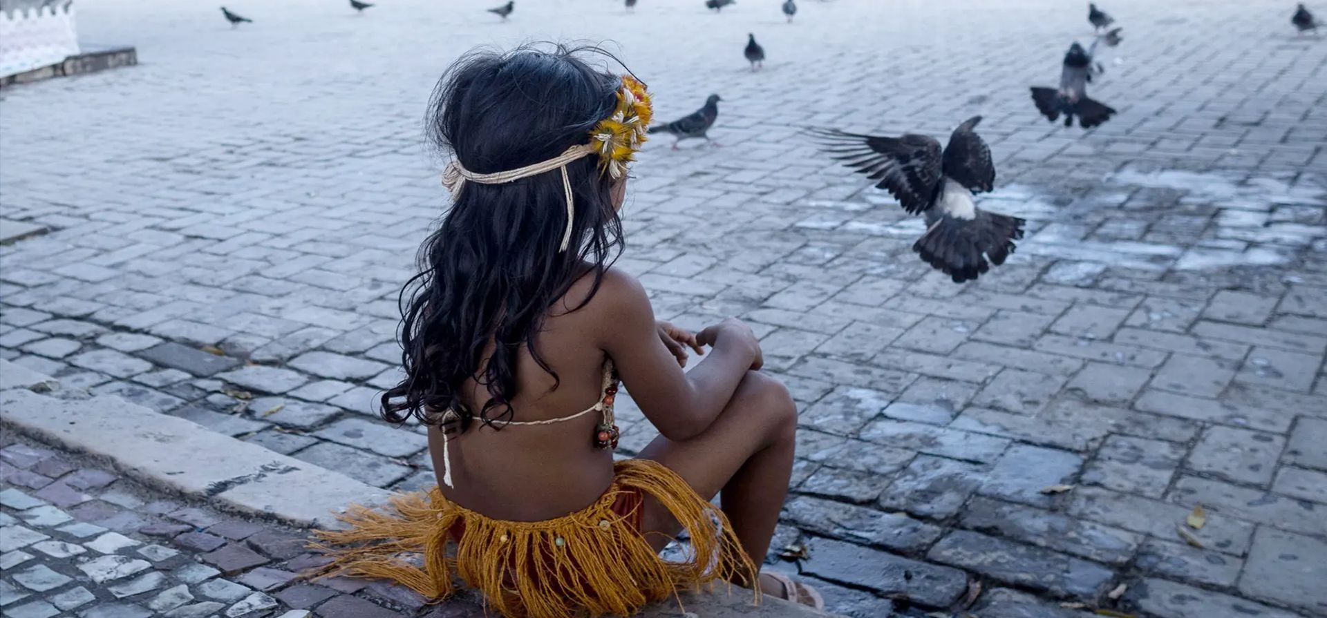 Manaus, Brasil. Una niña observa palomas. Indígenas protestaron contra un proyecto de ley que se está tramitando en el Congreso que podría dificultar la demarcación de tierras nativas. Fotografía: Raphael Alves/EPA Manaus, Brasil. Una niña observa palomas. Indígenas protestaron contra un proyecto de ley que se está tramitando en el Congreso que podría dificultar la demarcación de tierras nativas. Fotografía: Raphael Alves/EPA