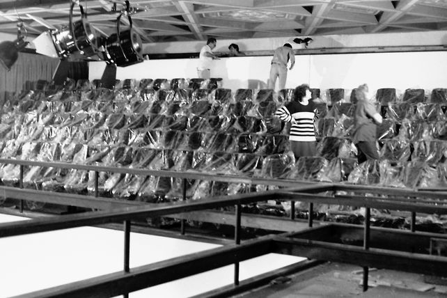 Sobre la platea y las dos graderías laterales se instaló una estructura en sentido este a oeste que oficiaba de palco para el trabajo de periodistas y público. PH: Hugo Pascucci.