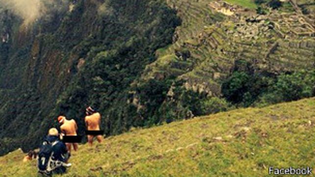 La extraña nueva moda de desnudarse frente a Machu Picchu