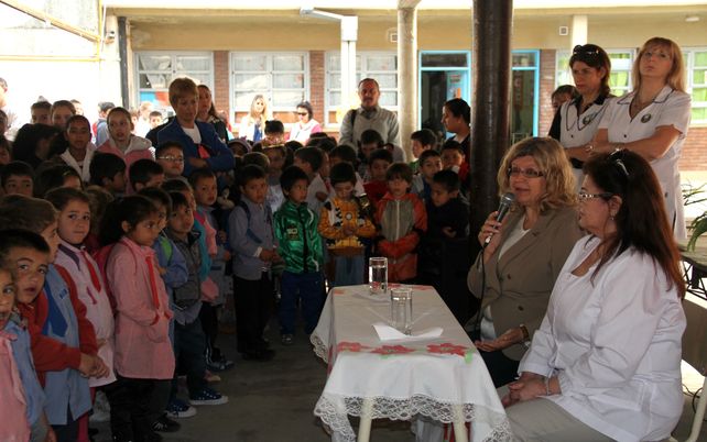 Balagué entregó más de un millón de pesos a tres escuelas de la capital para refacciones