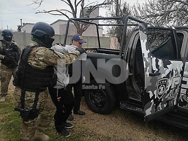 Cerca de la 7. Los investigadores irrumpieron en la vivienda. Luego lo trasladaron a Santa Fe capital.&nbsp;