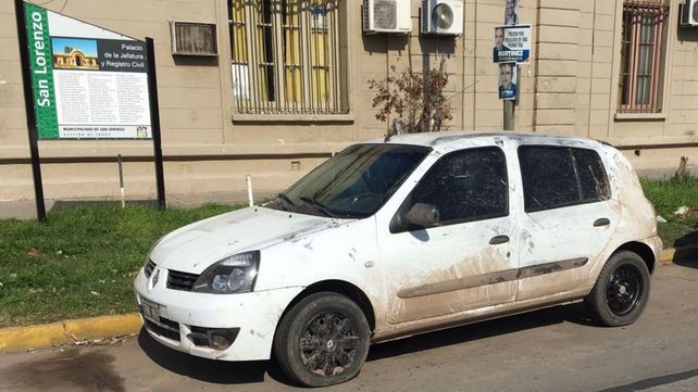 El Renault Clío de Brenda Giles fue encontrado en un camino rural que une Ybarlucea con Roldán.