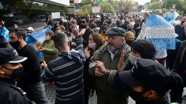 Vecinos y familiares del imputado manifestaron su descontento con la decisión judicial.