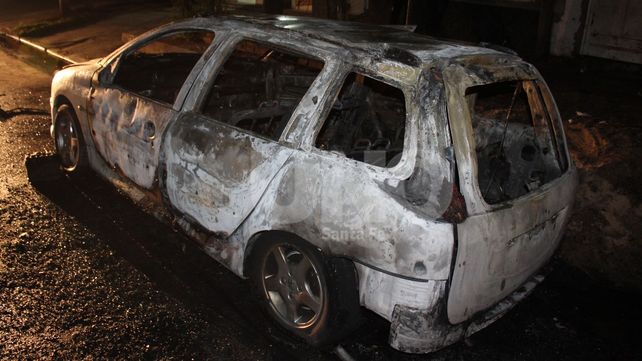 Delincuentes piromaníacos incendiaron un auto en barrio San Roque