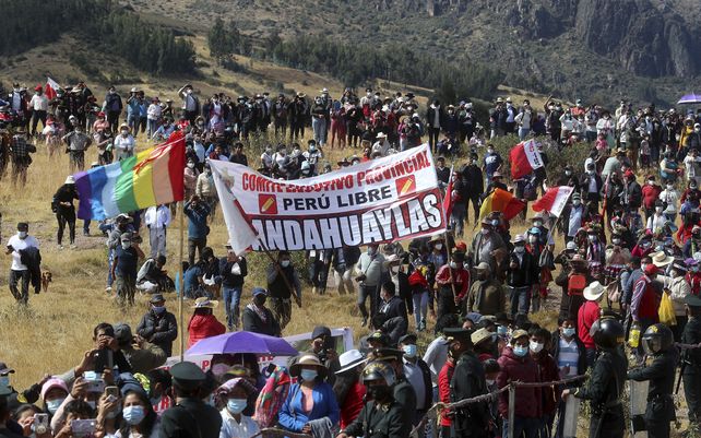 La gente espera a que el presidente peruano Pedro Castillo llegue para su ceremonia simbólica de juramento en el sitio de la Batalla de Ayacucho de 1824