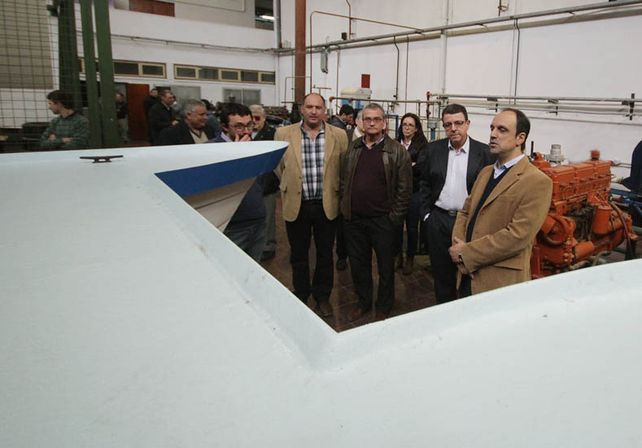 Ingenieros y estudiantes de la Universidad Tecnológica construyen un barco solar para el turismo
